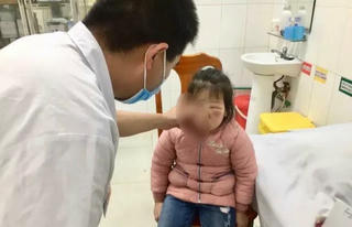  Bé gái suýt mù mắt do chữa đau mắt bằng lá trầu không