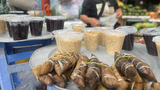 Chợ Hà Nội nhộn nhịp mua, bán cơm rượu ngày Tết Đoan ngọ