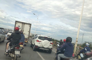 Ô tô 'bất chấp' biển báo lấn làn xe máy trên cầu Vĩnh Tuy