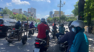 Núp bóng râm khi dừng đèn đỏ, cẩn thận mất tiền