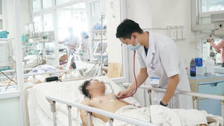 3 người nhập viện sau ăn nhộng ve sầu