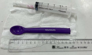 Say rượu, cô gái nuốt chiếc thìa nhựa 15cm vào bụng