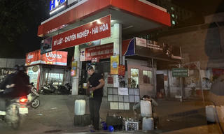 Bộ Công thương lên tiếng về việc 'Cấm mua xăng bằng thùng, can, chai'