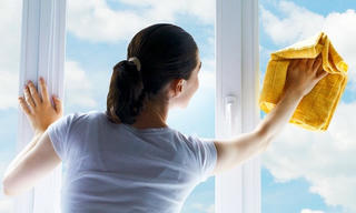 Cứu người phụ nữ Hà Nội tuột tay rơi từ tầng 5 khi đang lau cửa sổ