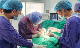 Người đàn ông vỡ nát tinh hoàn, cẳng chân do cưa thùng phuy