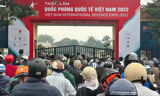 Người dân 'đổ xô' đi xem Triển lãm Quốc phòng quốc tế Việt Nam 2022