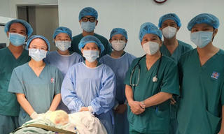 Trẻ điếc bẩm sinh có thể dùng máy trợ thính, cấy ốc tai khi nào?