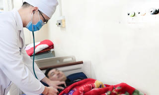 Hai người ở Vĩnh Phúc tử vong do ngộ độc rượu