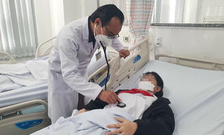 Gần 20 học sinh nhập viện sau khi ăn gà rán, trà sữa liên hoan