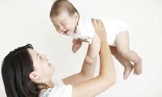 Người lớn bế xốc nách và rung lắc, trẻ 4 tháng tuổi bị xuất huyết não