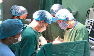 Cứu trẻ 8 tuổi ở Nghệ An bị vỡ phổi do tường đè