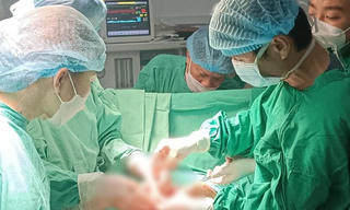 Người phụ nữ bị rách dạ dày, đứt mảnh gan do xô xát