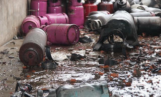 Nổ bình gas, bé 7 tuổi bị mảnh sành găm sâu vào đùi