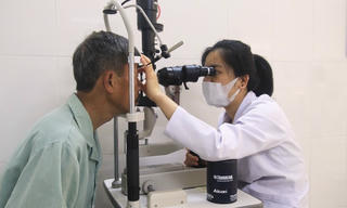 Người đàn ông suýt mù mắt khi đi cắt cỏ, bác sĩ khuyến cáo cách phòng tai nạn