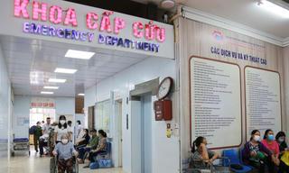 Hai học sinh nhập viện cấp cứu sau 1 giờ hút thuốc lá điện tử