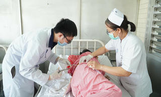 Lần đầu tiên kết hợp 2 kỹ thuật nội soi trong 1 ca phẫu thuật lấy sỏi thận