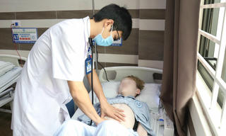 Uống nhiều nước có ga và ăn cay, trẻ 14 tuổi nhập viện cấp cứu