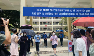 Thi vào lớp 10 Chuyên Sư phạm: Thí sinh thoải mái, phụ huynh 'như ngồi trên đống lửa'
