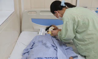 Người phụ nữ có khối u môi khổng lồ vì tự ý ăn thực dưỡng để trị bệnh