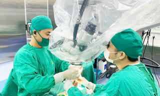 Xuyên đêm cứu người đàn ông bị máy cưa đứt lìa cổ chân