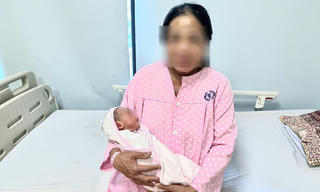 Người phụ nữ 60 tuổi sinh thành công bé gái nặng 3,1kg