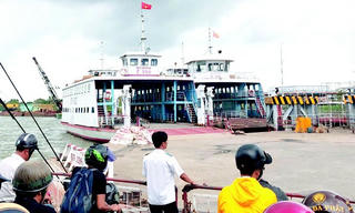 Chiều qua phà Rạch Miễu...