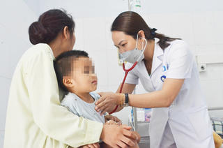 Gia đình nhầm thuốc tẩy nốt ruồi thành men tiêu hoá, trẻ 2 tuổi nhập viện