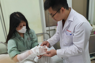 Cô gái trẻ Hà Nội bị máy xay đa năng nghiến đứt gân tay