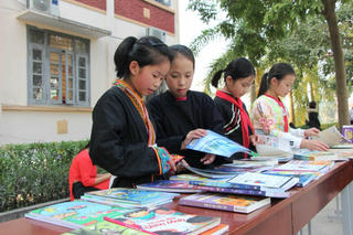 Hỗ trợ xây dựng Tủ sách cộng đồng vùng dân tộc thiểu số, miền núi