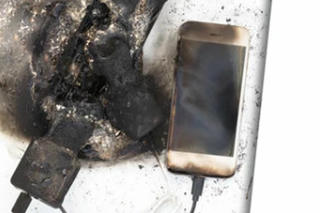 Nát bàn tay, chấn thương khắp cơ thể do dùng điện thoại khi đang sạc