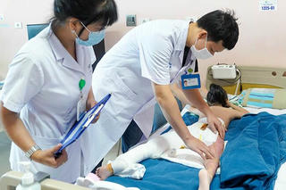 Giữ lại chân cho bé gái bị xe tải cán ngang qua