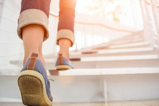 Sau bao lần đời cho sấp ngửa, ta vẫn chọn can đảm bước đi