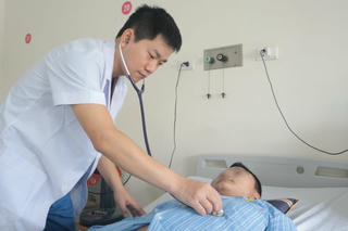 Lốp xe ô tô nổ văng vào ngực, nam thanh niên vỡ động mạch chủ