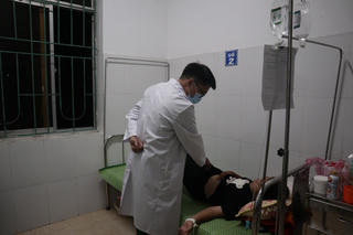 25 học sinh nhập viện sau uống nước, ăn kẹo bán ở cổng trường