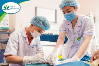 Bé gái 7 tuổi bị 4 con chó xông vào cắn