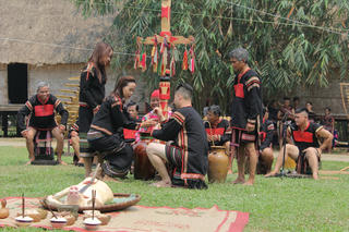 Tái hiện nghi lễ dựng nêu giữa lòng Hà Nội