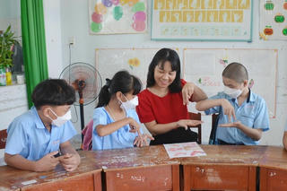 Từ 16/12/2023, tăng lương viên chức hỗ trợ giáo dục người khuyết tật 