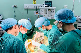 Máy cắt cỏ văng lên đường cắt gần đứt lìa cẳng chân 2 anh em