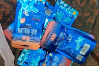 Khuyến cáo học sinh không mua, không ăn các loại kẹo bán tràn lan ở cổng trường 