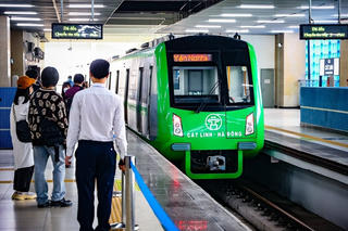 Xe buýt, đường sắt đô thị phục vụ xuyên Tết Dương lịch 2024