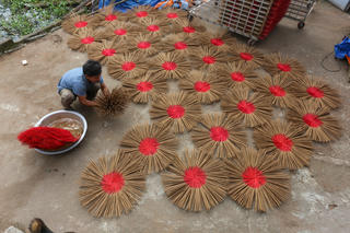 Vấn vương nghề làm hương truyền thống của người Giáy 