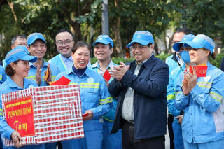 Thủ tướng thăm, tặng quà người lao động làm việc xuyên Tết