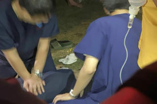 Nam thanh niên đột quỵ rồi tử vong bên sân bóng