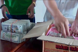 Người vận chuyển tiền lậu qua biên giới thì bị phạt bao nhiêu năm tù?