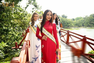Áo dài Việt trong lòng bạn bè quốc tế