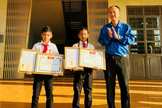 Cứu người đuối nước, 2 học sinh được tặng huy hiệu 'Tuổi trẻ dũng cảm'