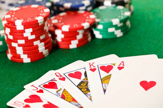 Chơi bài Poker thế nào để không vi phạm pháp luật?