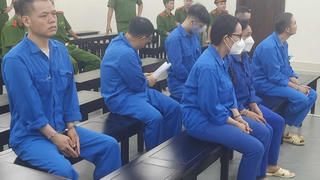 Xét xử đường dây vận chuyển 440 ngàn USD giả