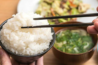 Vì sao không nên cho trẻ ăn cơm chan canh?