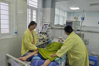 Sức khỏe nam sinh lớp 8 bị đánh chết não có chuyển biến, người mẹ ngừng nhận hỗ trợ